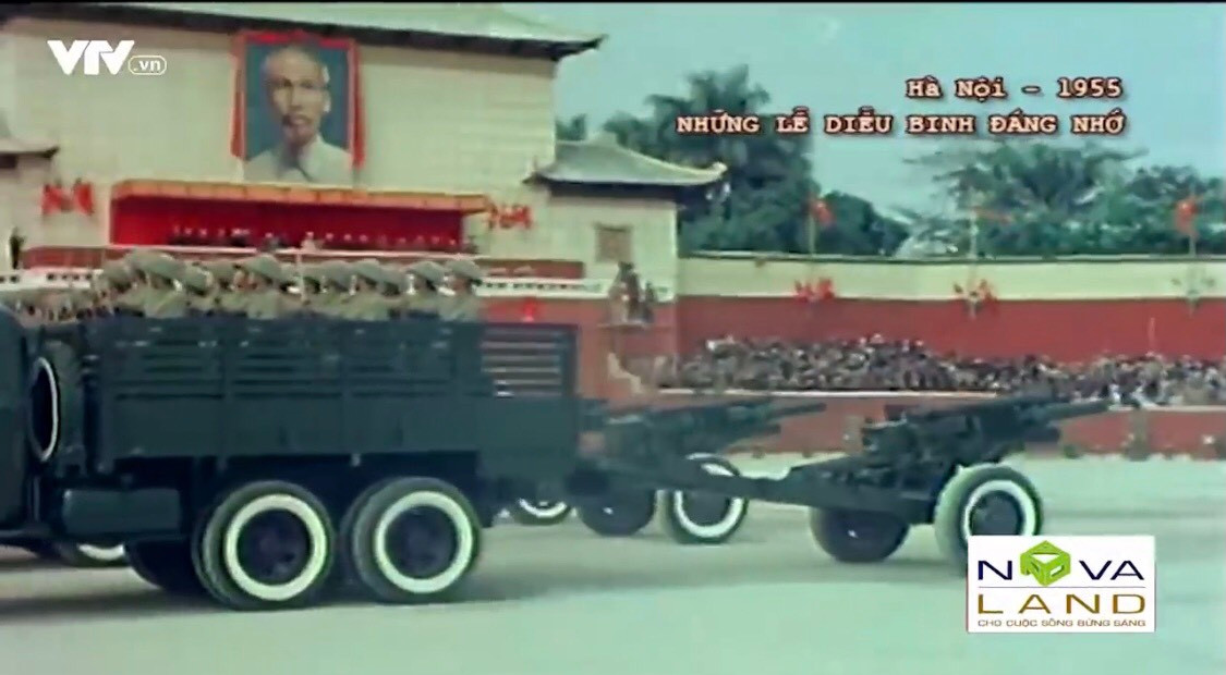 Chiến công kéo pháo vào rồi lại kéo pháo ra vì thời cơ chưa chiến muồi, và chiến thuật “Hỏa khí phân tán - hỏa lực tập trung” huyền thoại của lực lượng Pháo binh Việt Nam đã giáng xuống đầu quân thù những đòn nặng nề mà chúng không thể nào ngờ tới. Công lớn nhờ sự mưu trí táo bạo của những nhà cầm quân cũng như tinh thần dám làm, dám hy sinh của những người lính Việt Nam cực kỳ đáng khâm phục. Ảnh: Lựu pháo M101 105mm tiến qua lễ đài.