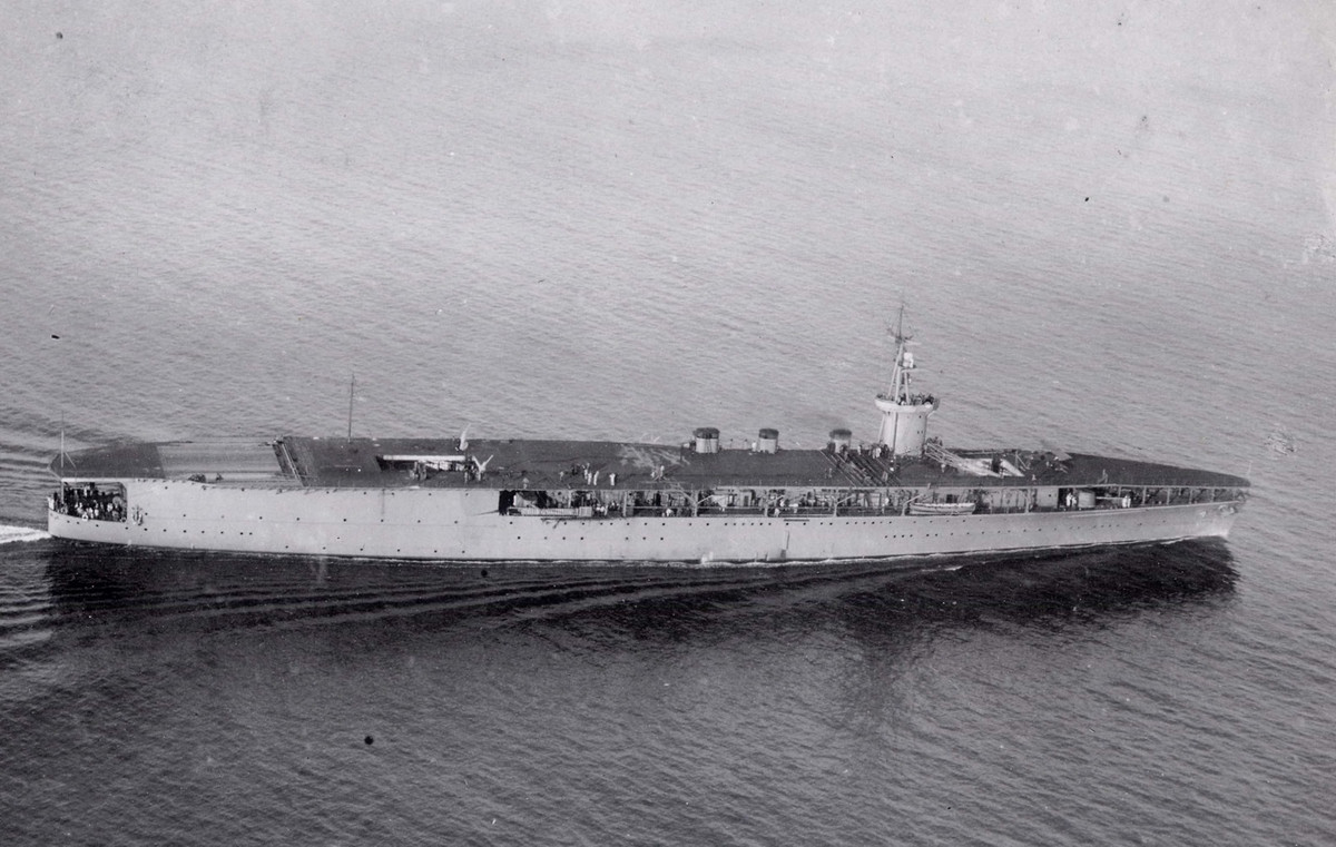 Đứng đầu trong danh sách là tàu sân bay HIJMS Hosho của Nhật Bản, là chiếc tàu sân bay đầu tiên của Hải quân Nhật Bản, vào thời điểm Thế Chiến II diễn ra, Hosho đã bị các kiểu tàu khác vượt qua, vì quá nhỏ và quá chậm để có thể mang được các kiểu máy bay mới nhất hoạt động trên tàu sân bay như Mitsubishi Zero.