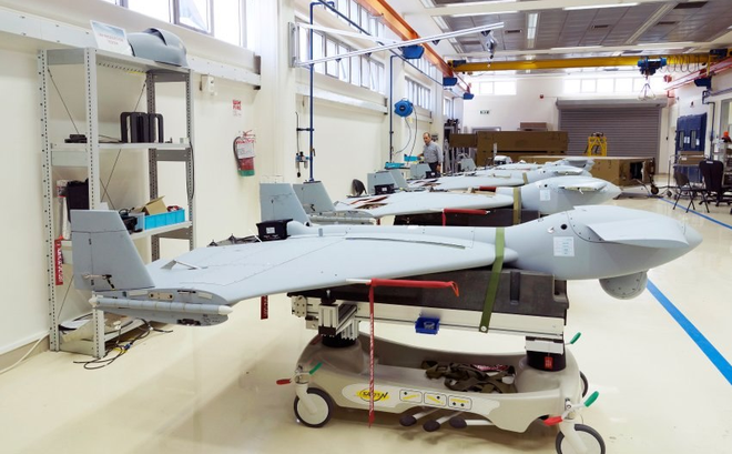 UAV Harop được tối ưu cho nhiệm vụ chế áp lưới phòng không đối phương nhờ khả năng tự động bám theo sóng radar và lao xuống nguồn phát. Nó cũng được lắp hệ thống cảm biến quang - điện tử để đối phó biện pháp tắt radar và tập kích các mục tiêu như tăng thiết giáp, công sự đối phương. Ảnh: UAV tự sát Harop - Nguồn: Wikipedia.