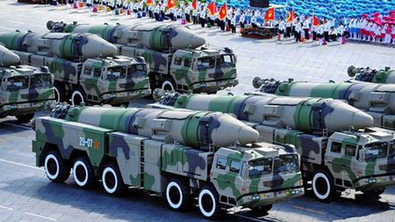 Hiện tại Trung Quốc có ba loại tên lửa đạn đạo chống hạm gồm Dongfeng-21D, Dongfeng-26 và Dongfeng-17. Dongfeng-21D có tầm bắn 2.000-2.500 km và tốc độ trên Mach 10, được phóng từ bệ phóng di động trên mặt đất; theo quảng cáo là tên lửa có độ chính xác rất cao.