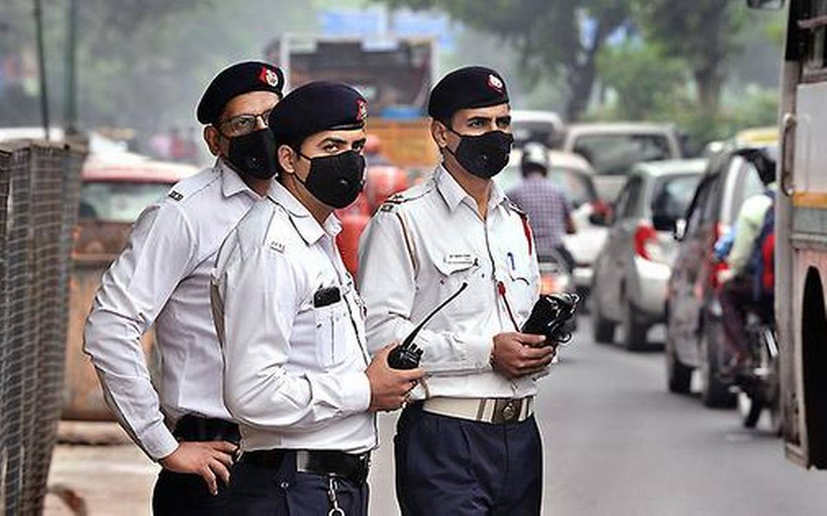 Trên thực tế, các chuyên gia cho rằng số người nhiễm COVID-19 ở Ấn Độ đã vượt qua Mỹ từ lâu và nước này hiện mới đang là ổ dịch lớn nhất của thế giới, tuy nhiên số liệu thống kê đang bị chính phủ giấu đi một cách đáng kể để giảm thiểu sự lo lắng và tạo niềm tin cho người dân. Dẫu vậy, người Ấn Độ đã chữa khỏi bệnh cho gần 7,5 triệu người trong số hơn 8 triệu người mắc bệnh. Đây có thể nói rằng là một con số cũng cực kỳ ấn tượng chứ không phải lời nói huênh hoang của chính quyền Modi, cho thấy rằng họ có một hệ thống y tế vô cùng tốt. Ảnh: Cảnh sát giao thông trên đường phố Ấn Độ.