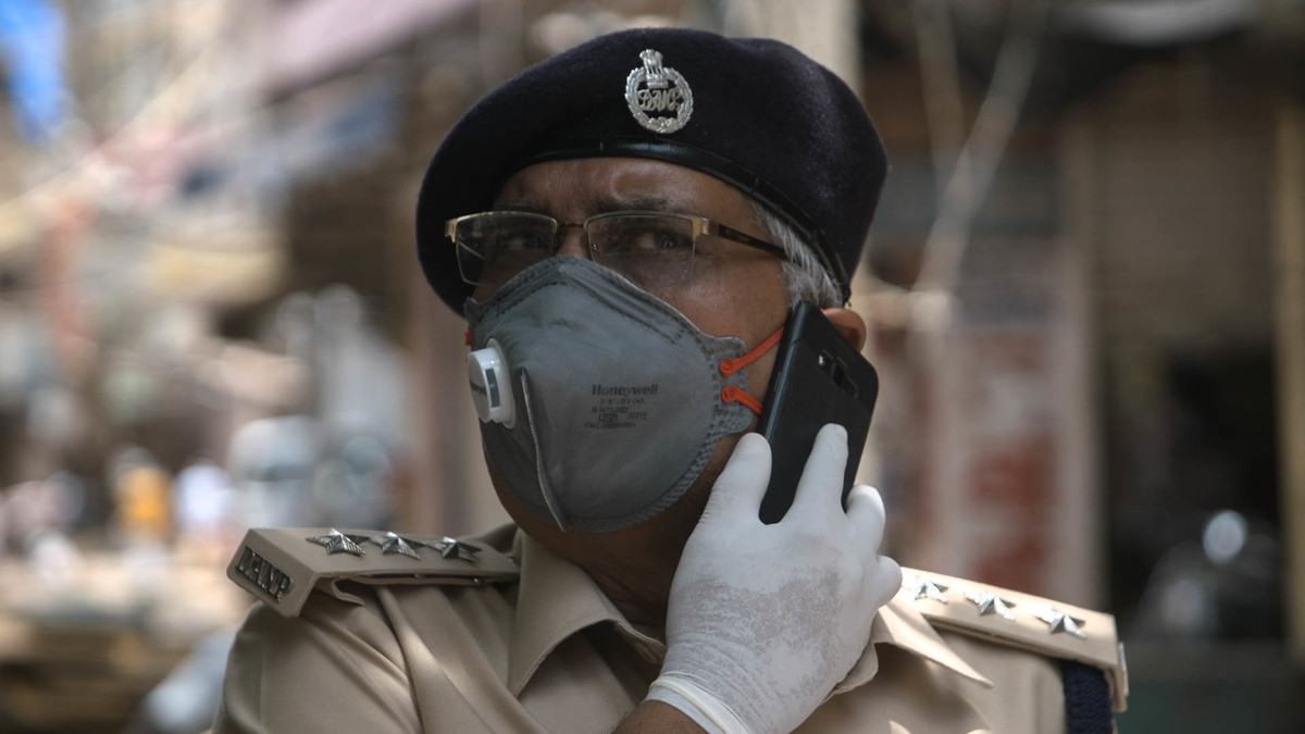 Lí do để giải thích điều này là vô cùng dễ hiểu, Thủ tướng Modi đã có một màn "trình diễn truyền thông" quá xuất sắc, ông đã từng hứa rằng sẽ cung cấp vaccine chống COVID-19 cho toàn cầu, rằng tỉ lệ hồi phục COVID-19 của Ấn Độ là tốt hơn hẳn các quốc gia khác và cách chống dịch của thế giới hiện nay đã sai,… Vì vậy, dù cho COVID-19 đang hoành hành tràn lan và kinh tế sụt giảm một cách nghiêm trọng tuy nhiên nhân dân vẫn hầu như là không hề chỉ trích Thủ tướng Modi, ngược lại còn có sự tin tưởng. Ảnh: Cảnh sát Ấn Độ trên đường phố.