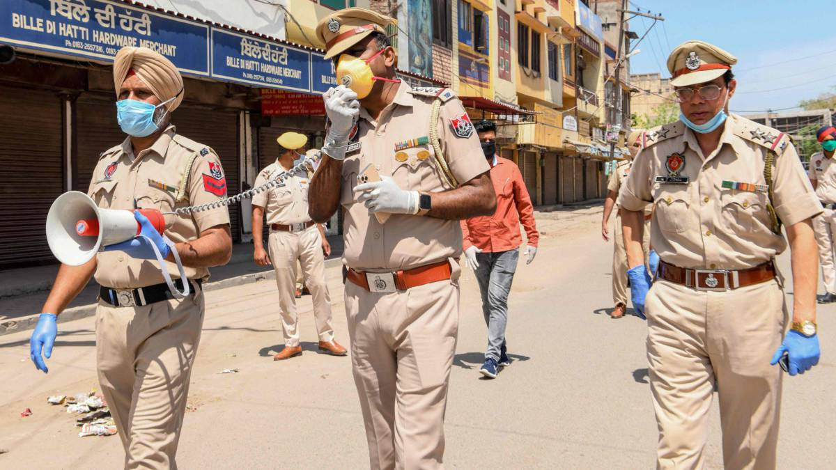 Việc có một số lượng lớn cảnh sát viên nhiễm COVID-19 cũng đồng nghĩa với việc cảnh sát Ấn Độ tạm thời mất đi một số lượng nhân viên rất lớn, cùng với đó là chi phí điều trị cũng sẽ vô cùng nặng nề. Đã có 913 cảnh sát viên tử vong và con số này chắc chắn sẽ còn tăng lên trong thời gian tới. Đây chính là một áp lực nặng nề chưa từng có đối với lực lượng này. Ảnh: Cảnh sát Ấn Độ trong một cuộc tuần tra nâng cao ý thức của người dân trước COVID-19.