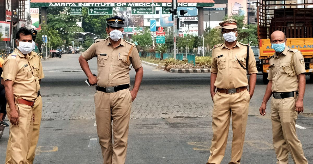 Ông Modi cũng tự ca ngợi nỗ lực đối phó với đại dịch COVID-19 của chính phủ ông và thường xuyên cung cấp số lượng người được chữa khỏi bởi COVID-19. Tất nhiên, người dân Ấn Độ sẽ chọn lọc và chỉ đọc các thông tin tích cực một cách thái quá, bỏ qua các thông tin xấu miễn là thấy rằng Ấn Độ đã đạt được hiệu quả chống dịch. Ảnh: Cảnh sát Ấn Độ trên đường phố với khẩu trang.