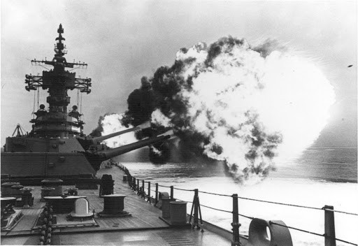 Trong thời gian tham chiến tại Việt Nam, USS New Jersey đã bắn gần 20.000 quả đạn pháo các cỡ lớn nhỏ vào các khu vực ven biển của Việt Nam từ Quảng Trị đến Thanh Hóa. Nguồn ảnh: USnavy.