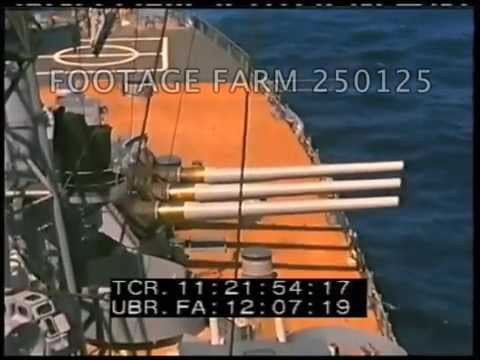 Những khẩu pháo 40 mm của USS New Jersey bị loại bỏ và thêm một sàn đáp trực thăng. Con tàu cũng được trang bị một thiết bị gây nhiễu SHORTSTOP, nhằm bảo vệ con tàu khỏi các tên lửa chống hạm dẫn đường bằng radar. Thủy thủ đoàn lúc này chỉ còn 1.600 người. Nguồn ảnh: USnavy.