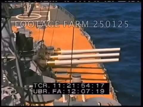 Những khẩu pháo 40 mm của USS New Jersey bị loại bỏ và thêm một sàn đáp trực thăng. Con tàu cũng được trang bị một thiết bị gây nhiễu SHORTSTOP, nhằm bảo vệ con tàu khỏi các tên lửa chống hạm dẫn đường bằng radar. Thủy thủ đoàn lúc này chỉ còn 1.600 người. Nguồn ảnh: USnavy.