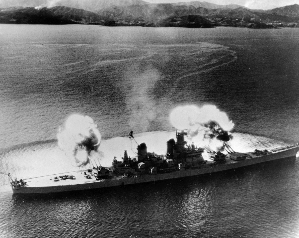 Sau khi Chiến tranh Triều Tiên kết thúc vào năm 1953, USS New Jersey phải nằm cảng từ năm 1957. Năm 1968, USS New Jersey lại được đưa trở lại biên chế chiến đấu; tuy nhiên cấu hình vũ khí của nó có một số thay đổi để phù hợp hơn trong cuộc chiến tại Việt Nam. Nguồn ảnh: USnavy.