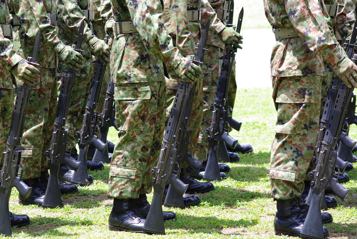 Type 20 sẽ thay thế súng trường tiến công Type 89, được đưa vào sử dụng cách đây 30 năm; Type 20 sẽ được sản xuất hoàn toàn tại Nhật Bản bởi công ty sản xuất vũ khí của Nhật Bản Howa. Ảnh: Quân đội Nhật Bản duyệt binh với khẩu Type 89 - Nguồn: JSDF.