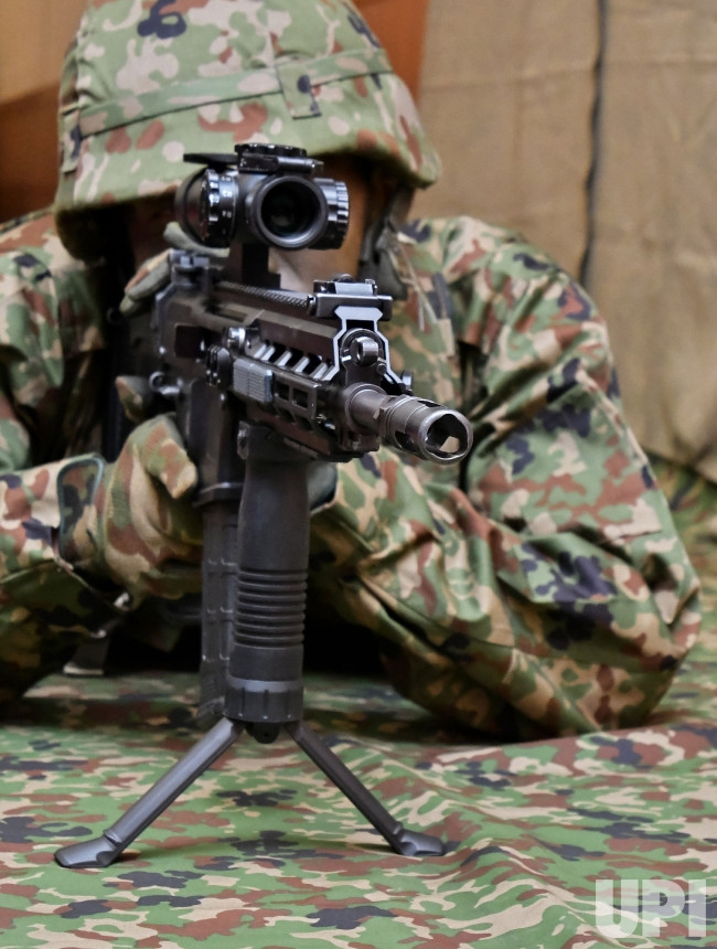 Truyền thông Nhật Bản tiết lộ, Type 20 đầu tiên sẽ được trang bị cho lực lượng đổ bộ tại tỉnh Okinawa, phía nam Nhật Bản; trong đó có nhóm đảo tranh chấp Senkaku trên biển Hoa Đông mà Trung Quốc gọi là Điếu Ngư. Để đối phó với các hành động hải quân gia tăng của Trung Quốc ở Biển Hoa Đông, GSDF gần đây đã chuyển quân đến quần đảo Nansei. Ảnh: Súng Type 20 - Nguồn: Wikipedia.