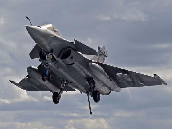 Oman, Maroc, Các Tiểu vương quốc Ả Rập Thống nhất và Kuwait cũng đã từ chối Rafale và họ đã chọn F-16 và F/A-18. Libya dù bị chiến tranh tàn phá, cũng từ chối Rafale đắt tiền và chọn tiêm kích Su-30 của Nga với chi phí rẻ hơn và hiệu suất cao hơn.