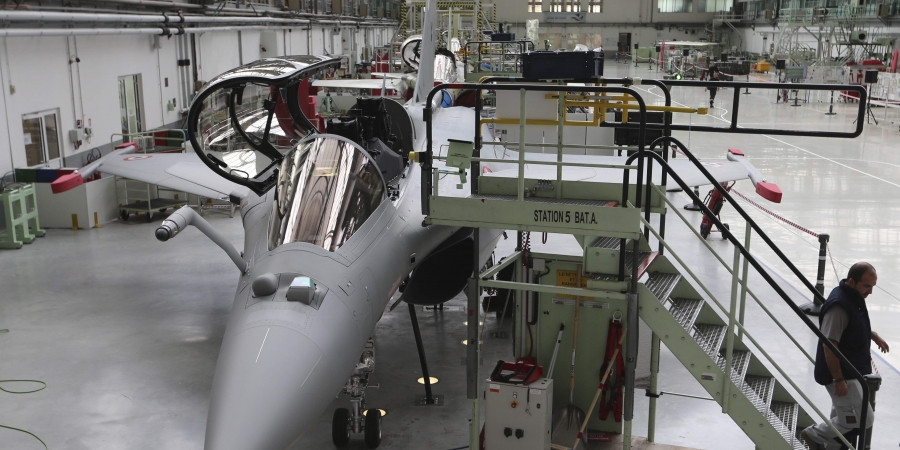 Việc xuất khẩu Rafale bị cản trở, vì giá của nó cao hơn máy bay chiến đấu của Mỹ hay Nga, mà tính năng thì không có gì vượt trội. So với các máy bay chiến đấu tiên tiến hơn như F-35A của Mỹ, Rafale có kích thước tương đương. F-35 không chỉ có công nghệ tiên tiến hơn, mà giá thành cũng rẻ hơn đáng kể so với Rafale.