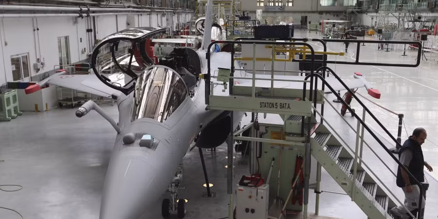 Việc xuất khẩu Rafale bị cản trở, vì giá của nó cao hơn máy bay chiến đấu của Mỹ hay Nga, mà tính năng thì không có gì vượt trội. So với các máy bay chiến đấu tiên tiến hơn như F-35A của Mỹ, Rafale có kích thước tương đương. F-35 không chỉ có công nghệ tiên tiến hơn, mà giá thành cũng rẻ hơn đáng kể so với Rafale.