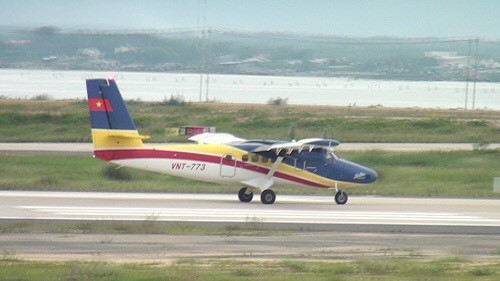 Trong chiều ngày 28/10, Quân chủng Hải quân đã điều độnng thủy phi cơ DHC-6 mang số hiệu 772 của Lữ đoàn Không quân Hải quân 954 bay cứu hộ, trinh sát, chỉ thị mục tiêu cho biên đội tàu tìm kiếm. Sang đến ngày 29/10, tiếp tục bổ sung thêm thủy phi cơ DHC-6 mang số hiệu 773 tăng cường lực lượng. Như vậy, ta đã điều động tới 2 máy bay tham gia công tác tìm kiếm. Ảnh: Thủy phi cơ DHC-6 mang số hiệu 773 bay tìm kiếm ngư dân mất tích.