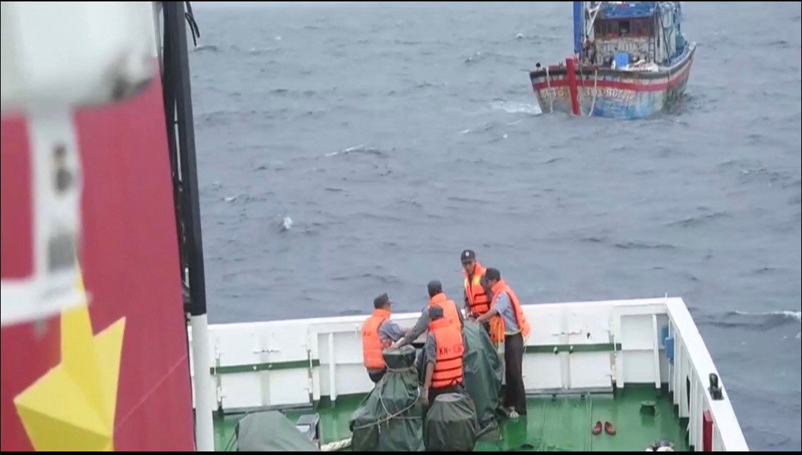 Cho đến 7 giờ 10 phút sáng, tàu KN-467 đã làm dây xong và bắt đầu tổ chức lai dắt tàu cá BĐ 98658TS về bờ cùng 11 ngư dân, 3 ngư dân khỏe mạnh có kinh nghiệm tình nguyện theo tàu KN-473 tiếp tục đến khu vực 2 tàu cá bị nạn còn lại để tìm kiếm, cứu nạn. Ảnh: Chiến sĩ Kiểm ngư làm dây để lai dắt tàu cá ngư dân gặp nạn.