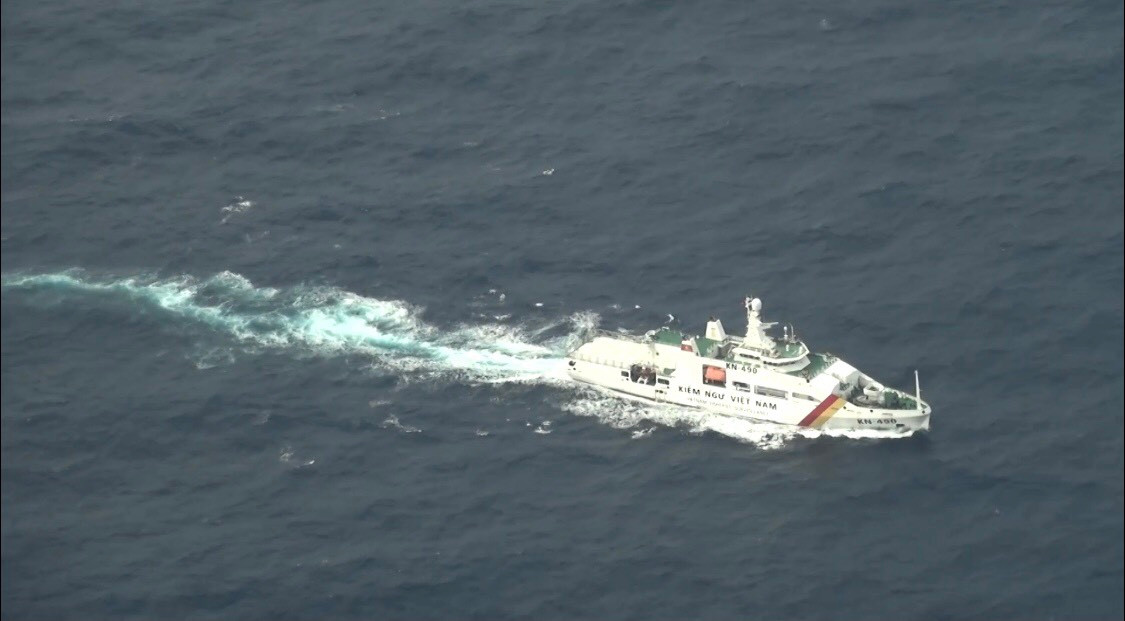 Đến 1 giờ 5 phút sáng ngày 29/10, tàu KN-490 đã tiếp cận đến vị trí tàu BĐ 97469TS bị chìm từ ngày 27/10 và thực hiện công tác tìm kiếm. Từ 1 giờ sáng đến 13 giờ chiều, tàu đã cơ động hơn 70 hải lý xung quanh khu vực để liên tục tìm kiếm các ngư dân mất tích. Việc tìm kiếm được triển khi bằng cả 2 phương pháp là quan sát tìm kiếm bằng mắt thường thông qua 2 tổ hoa tiêu ở mạn trái và phải tàu và quan sát bằng các hệ thống quang điện tử tại carbin chỉ huy của tàu. Ảnh: Tàu KN-490 cơ động tìm kiếm ngư dân mất tích trên biển - Nguồn: Báo Hải quân.