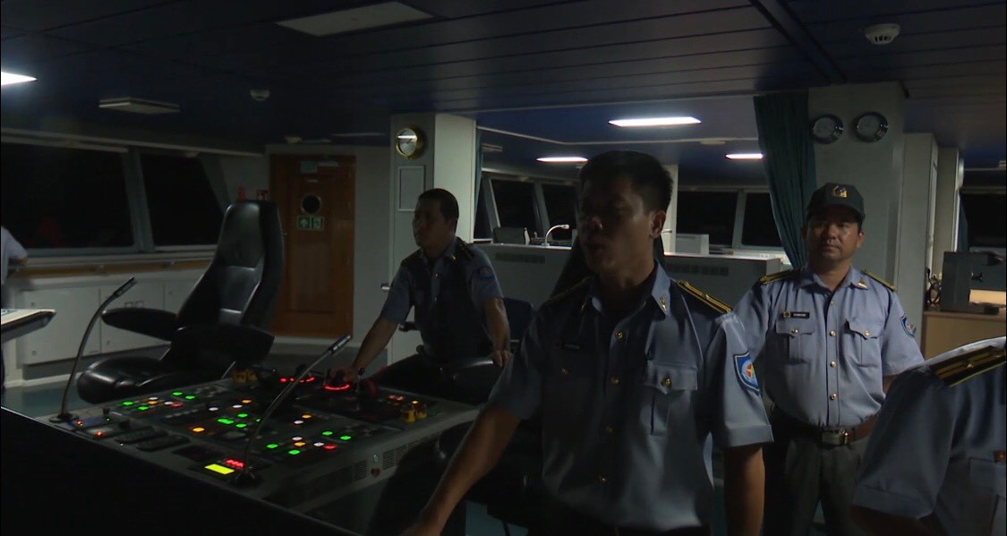 Ngay trong đêm 27/10, nhận được tin báo của người dân, Quân chủng Hải quân đã điều động 2 tàu tuần tra đa năng KN-750 của Kiểm ngư Việt Nam mang số hiệu KN-467 và KN-473 nhanh chóng cơ động ra khu vực tàu cá bị nạn tìm kiếm ngư dân mất tích. Đến sáng hôm sau, tức 28/10, tăng cường thêm tàu KN-490 lớp KN-2011 hiện đại nhất ra hiện trường phối hợp. Vào lúc 9 giờ 30 phút sáng 29/10, Quân chủng Hải quân tiếp tục điều động thêm 2 tàu KN-750 nữa tham gia công tác cứu hộ, mang số hiệu KN-461 và KN-463. Như vậy ta đã điều động 5 tàu đi tìm kiếm. Ảnh: Kíp lái tàu KN-490 tìm kiếm ngư dân mất tích trong đêm - Nguồn: Báo Hải quân.