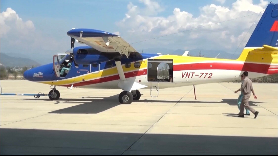 Chiều cùng ngày, tàu cá mang số hiệu BĐ 98658TS khi đang hoạt động gần khu vực tàu BĐ 93688TS bị nạn đã cơ động đến ứng cứu nhưng do sóng đánh quá to nên đã phải neo đậu tại chỗ và yêu cầu trợ giúp. Ảnh: Thủy phi cơ DHC-6 chuẩn bị cất cánh tìm kiếm ngư dân