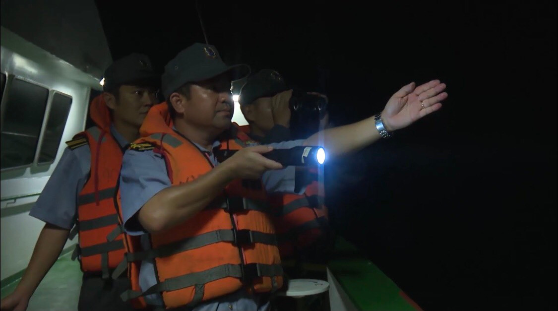 Đến rạng sáng ngày 29/10, biên đội tàu Kiểm ngư KN-467 và KN-473 của ta đã tiếp cận thành công đến khu vực tàu cá BĐ 98658TS bị nạn trên biển. Theo thông tin ban đầu, cả 14 ngư dân trên tàu đều có sức khỏe tốt và ổn định, không có ai bị thương nhưng khi lên bờ vẫn cần phải chăm sóc y tế do kiệt sức nhiều ngày trên biển. Ảnh: Chiến sĩ Kiểm ngư tìm kiếm tàu cá bị nạn trong đêm - Nguồn: Báo Hải quân.