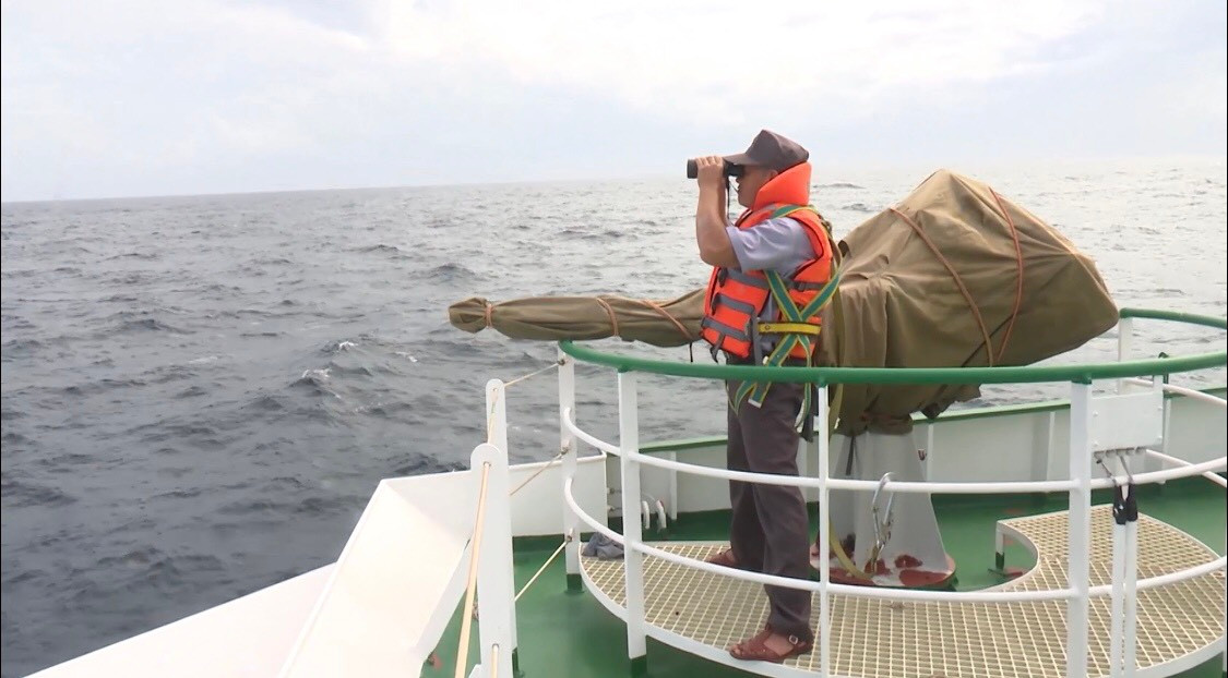 Theo thông tin mới nhất, tàu hàng mang tên M/V Fortune Iris trên đường đi Nhật Bản đã gọi điện đến Đài thông tin duyên hải Nha Trang thông báo đã cứu được 3 thuyền viên mất tích từ tàu BĐ 97469TS sau nhiều ngày trôi dạt trên biển. Ba ngư dân cho biết 14 người trên tàu có 4 người không rõ thông tin, 2 người mất khi tàu chìm, còn lại 5 người khác đã mất do kiệt sức. Các đơn vị của ta đang liên lạc làm việc với tàu hàng để tiếp nhận 3 ngư dân nói trên. Ảnh: Chiến sĩ Kiểm ngư quan sát tìm kiếm ngư dân mất tích trên biển.