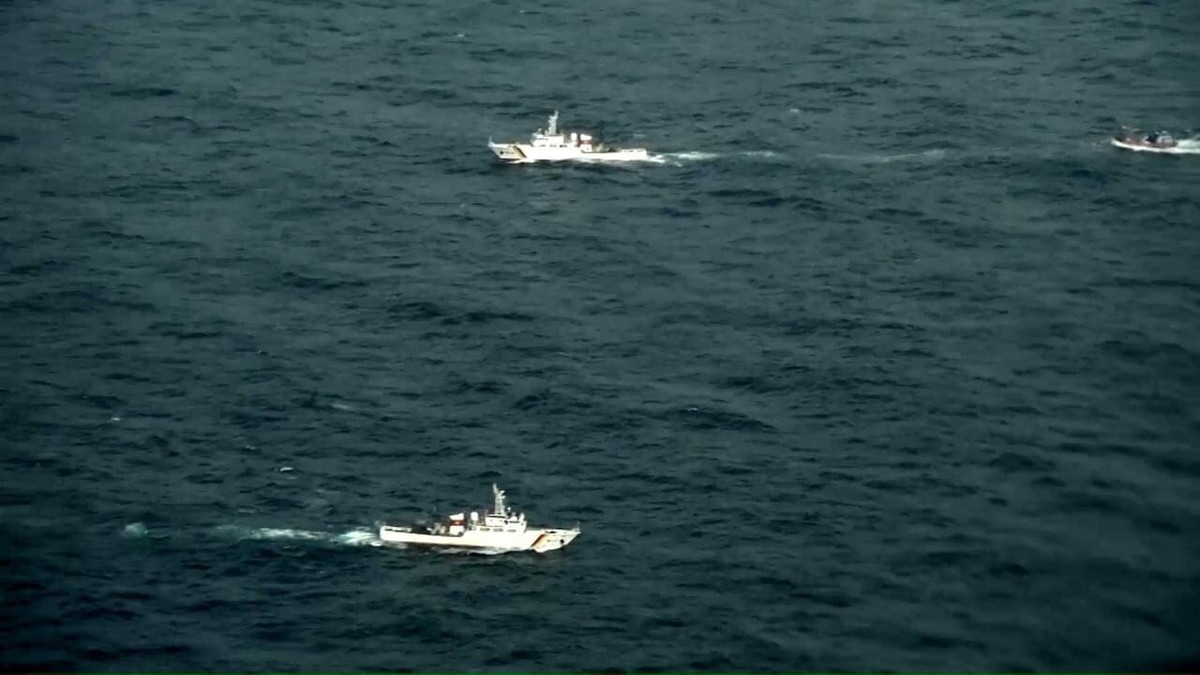 Hiện nay đã có 5 tàu tham gia quá trình tìm kiếm bao gồm KN-467, KN-473, KN-461, KN463 và KN-490 đều là lực lượng tàu của Chi đội Kiểm ngư số 4 đóng tại Cam Ranh, tuy nhiên tàu KN-467 đã cơ động lai dắt tàu cá ngư dân về bờ do đó chỉ còn lại 4 tàu tiếp tục công tác tìm kiếm. Có thể trong thời gian sắp tới, Quân chủng Hải quân sẽ tiếp tục điều động thêm tàu Kiểm ngư ra khu vực để đẩy mạnh công tác tìm kiếm khi mà thời gian của ta không còn nhiều. Ảnh: Tàu Kiểm ngư Việt Nam lai dắt tàu cá bị nạn về bờ.