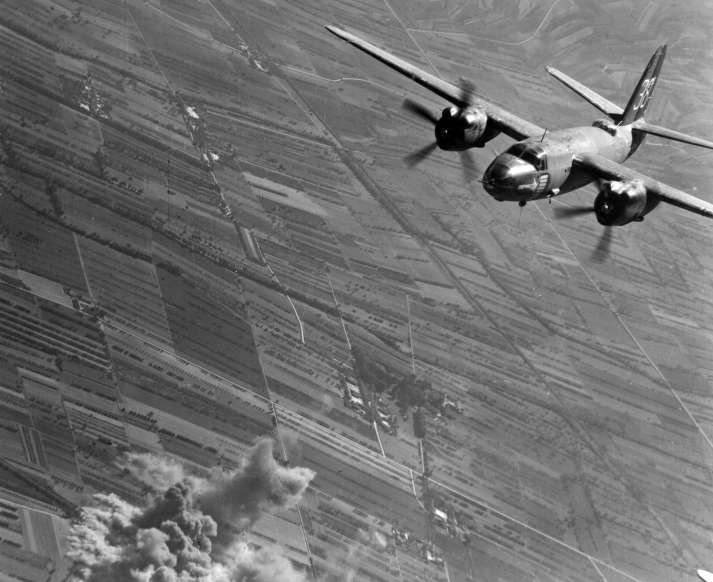 Lịch sử quân sự thế giới thống kê cho thấy, trong hơn 240 năm kể từ khi lập quốc (1776), Mỹ đã tham gia hơn 500 cuộc chiến tranh với nhiều quy mô khác nhau, từ "hỗ trợ" lật đổ đến chiến tranh cục bộ và chiến tranh tổng lực. Ảnh: Máy bay ném bom B-26 Marauder của Mỹ ném bom 1 cây cầu ở Emilia-Romagna, Italy vào tháng 9/1944 - Nguồn: Wikipedia.