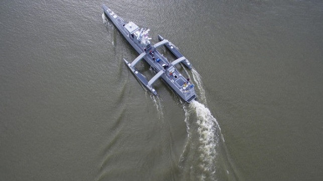 Do đó, Hải quân Mỹ không chỉ dựa vào hệ thống tác chiến mang tính biểu tượng của mình, đó là các biên đội tàu chiến có người lái đắt tiền để chống lại Trung Quốc, mà họ cần có những thiết bị khác có giá thành thấp hơn. Ảnh: Tàu không người lái Sea Hunter của Hải quân Mỹ - Nguồn: Popularmechanics