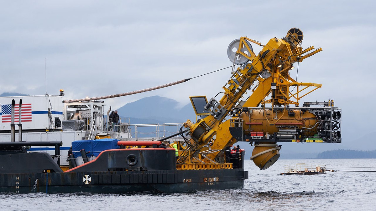 Hải quân Mỹ hy vọng, "Oka" là một phương tiện không người lái dưới nước đa năng, có tầm hoạt động xa và trọng tải lớn. Nó có thể trở thành nhân tố thay đổi cuộc chơi ở Tây Thái Bình Dương. Oka có thể thực hiện các nhiệm vụ trinh sát chiến thuật, rải mìn, chống ngầm và nhiều nhiệm vụ quan trọng khác, đồng thời là phần bổ sung cho các tàu chiến có người lái. Ảnh: Tàu ngầm không người lái Oka – Nguồn: Boeing