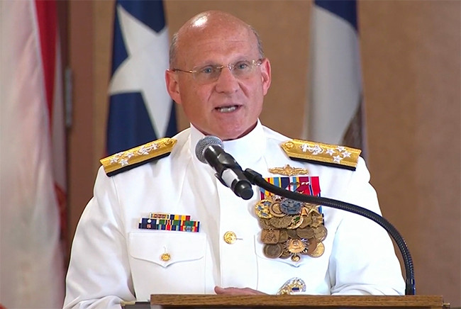 Đô đốc Michael Gildi, Tư lệnh Hải quân Mỹ tin chắc rằng, tàu chiến không người lái sẽ đóng vai trò quan trọng trong hạm đội tương lai. Gildi không coi ai là lực lượng quan trọng để đối phó với Trung Quốc, nhưng theo ông, nếu muốn ngăn chặn hoặc đánh bại sức mạnh quân sự của Trung Quốc, thì Hải quân Mỹ cần phải hoạt động xa Trung Quốc đại lục. Ảnh: Michael Gildi, Tư lệnh Hải quân Mỹ - Nguồn: Hải quân Mỹ.