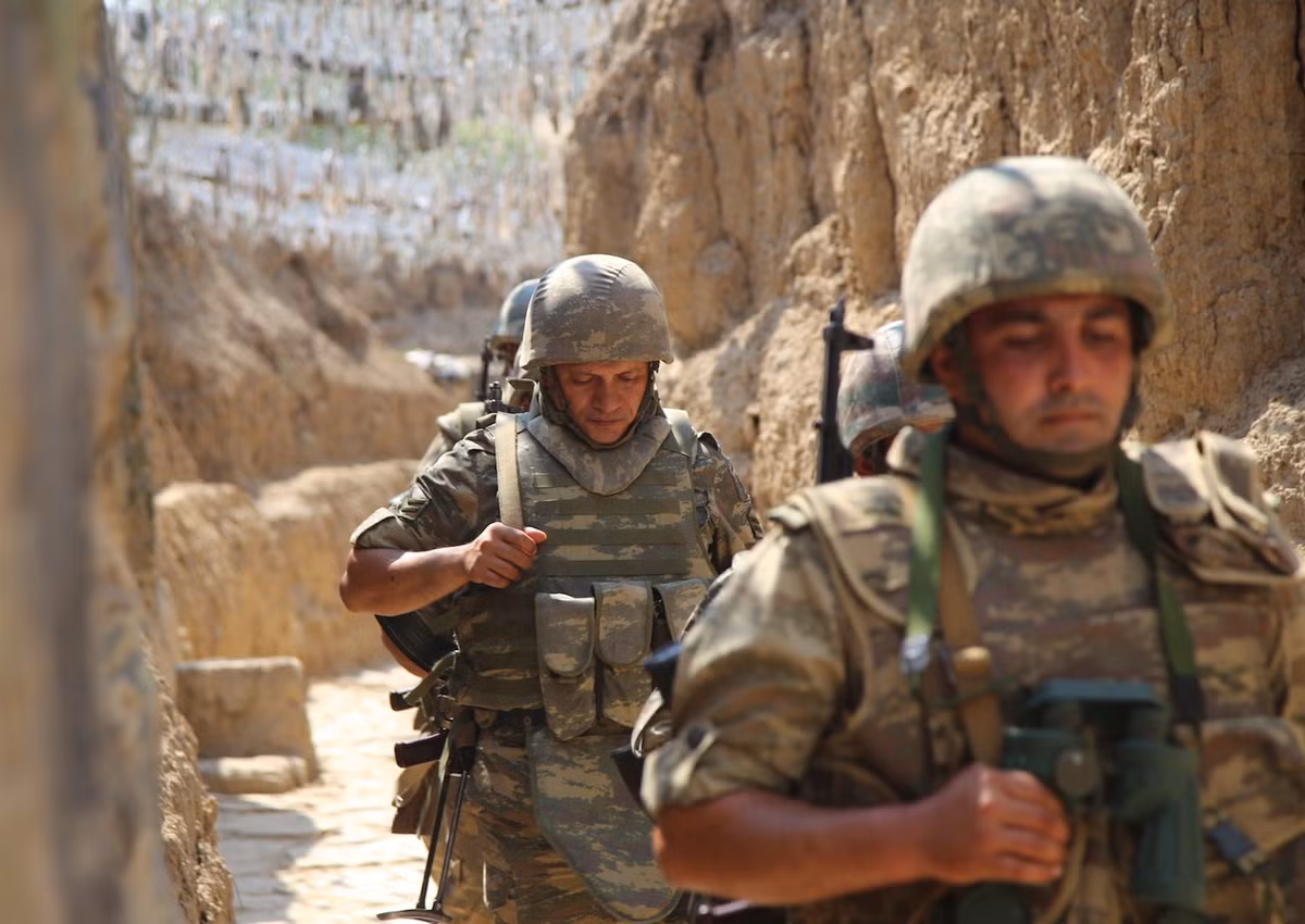 Do sự phức tạp và gay cắn của tình hình chiến sự, nên việc binh sĩ Azerbaijan bắn hạ một trực thăng không rõ nguồn gốc đang bay trong lãnh thổ đối phương giữa lúc đang có chiến tranh là một điều có thể hiều được. Do đó, có thể trong trường hợp này, người Nga sẽ chấp nhận lời xin lỗi của Azerbaijan và không làm phức tạp thêm tình hình vốn đã vô cùng rối ren tại vùng biên giới Nagorno-Karabakh. Ảnh: Binh sĩ Azerbaijan tuần tra biên giới.