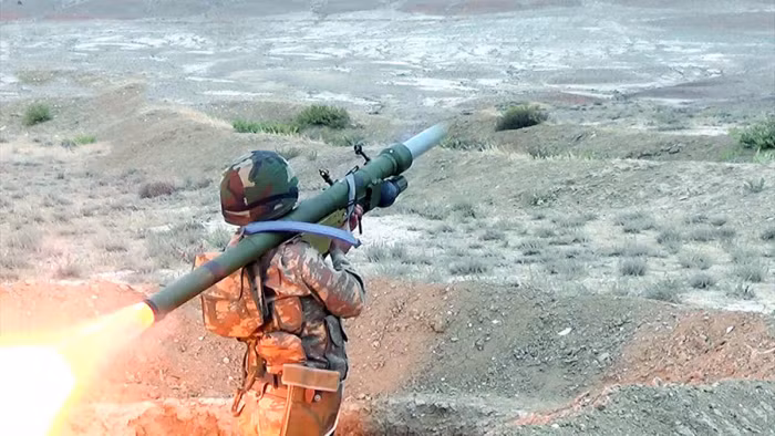 Không lâu sau đó, phía Azerbaijan cũng đã công khai lên tiếng xác nhận rằng binh sĩ của họ đã khai hỏa tiêu diệt trực thăng Nga khi nó đang bay trong lãnh thổ đối phương do tưởng nhầm là trực thăng của địch. Baku lập tức gửi lời xin lỗi tới Nga và sẵn sàng bồi thường các thiệt hại cho Moscow bởi sai lầm này, tránh những xung đột không đáng có. Ảnh: Binh sĩ Azerbaijan khai hỏa tên lửa phòng không vác vai Igla.