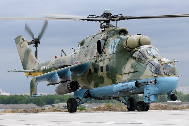 Mi-24 có thể nói là một mẫu trực thăng vũ trang hạng nặng vô cùng thành công của Liên Xô và Nga, từng tham chiến trên nhiều chiến trường như chiến tranh chống Pol Pot, cuộc chiến của Liên Xô tại Afghanistan, chiến tranh giữa Iran - Iraq, nội chiến Sri - Lanka, chiến tranh Chechnya,.. và đạt hiệu suất chiến đấu vô cùng ấn tượng. Thậm chí cả Mỹ cũng cố gắng sở hữu cho mình những chiếc Mi-24 để có thể nghiên cứu sức mạnh tuyệt vời của mẫu thiết kế ưu việt này. Ảnh: Trực thăng Mi-24 của Không quân Nga.