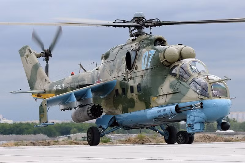 Mi-24 có thể nói là một mẫu trực thăng vũ trang hạng nặng vô cùng thành công của Liên Xô và Nga, từng tham chiến trên nhiều chiến trường như chiến tranh chống Pol Pot, cuộc chiến của Liên Xô tại Afghanistan, chiến tranh giữa Iran - Iraq, nội chiến Sri - Lanka, chiến tranh Chechnya,.. và đạt hiệu suất chiến đấu vô cùng ấn tượng. Thậm chí cả Mỹ cũng cố gắng sở hữu cho mình những chiếc Mi-24 để có thể nghiên cứu sức mạnh tuyệt vời của mẫu thiết kế ưu việt này. Ảnh: Trực thăng Mi-24 của Không quân Nga.