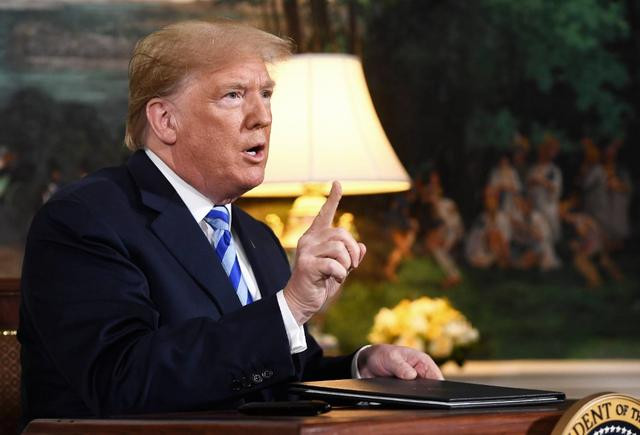 Trong nhiệm kỳ tổng thống của mình, ông Trump đã viện cớ để tấn công các cơ sở hạt nhân của Iran, nhưng chưa thành. Tuy nhiên ở bên kia chiến tuyến, chính quyền Iran cũng đang phải chịu sức ép không nhỏ của dư luận trong nước, khi các đảng cầm quyền và đối lập tại Iran đang hô to những khẩu hiệu chống Mỹ và Israel. Ảnh: Tổng thống Trump đã kiên quyết rút Mỹ ra khỏi thỏa thuận hạt nhân Iran - Nguồn: Sina