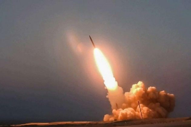 Lý do Iran dám tung đòn trả đũa quân sự vào Israel, đó là đầu năm nay, sau vụ Mỹ sát hại Tư lệnh tình báo Iran Qassem Soleimani, Iran đã phát động đợt tiến công lớn bằng tên lửa nhằm vào 2 căn cứ quân sự của Mỹ tại Iraq; mặc dù cuộc tiến công không gây thiệt hại về người, nhưng phải công nhận rằng, Iran đã dám hành động chứ không dừng ở "tuyên bố". Ảnh: Tên lửa Iran tiến công vào căn cứ quân sự Mỹ hồi tháng 2/2020 - Nguồn: Sina