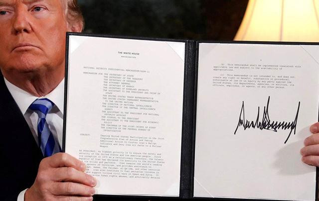 Các nhà phân tích về tình hình Trung Đông cho rằng, một khi đủ bằng chứng kết tội Israel là thủ phạm sát hại nhà khoa học hạt nhân Fakhrizadeh, có thể Iran sẽ tung "đòn thù" vào Israel. Ảnh: Tổng thống Trump đã kiên quyết rút Mỹ ra khỏi thỏa thuận hạt nhân Iran - Nguồn: Sina