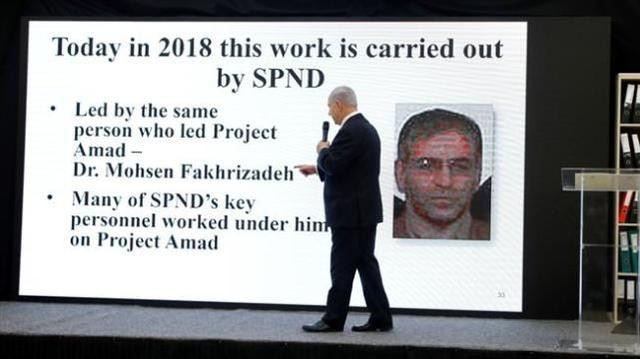 Truyền thông của Mỹ và Israel tưởng như đang "ném đá nhau", nhưng thực ra họ đang "đào hố" chôn Iran. Thượng nghị sĩ đảng Dân chủ Mỹ Sanders nói với phóng viên tờ New York Times vài ngày trước rằng, "vụ ám sát Fakhrizadeh, khi chính quyền mới của Biden sắp nhậm chức, mục đích thực sự là ngăn chính quyền mới của Biden, nối lại quan hệ ngoại giao với Iran". Ảnh: Thủ tướng Israel Netanyahu đã từng chỉ vào bức ảnh của Fakhrizadeh từ năm 2018 - Nguồn: Sina