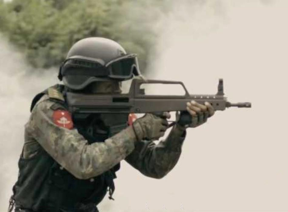 Và tất nhiên là không quá khó để chúng ta có thể nhận ra ngay đây chính là một bản sao chép y đúc với mẫu súng trường tấn công Type-97/ QBZ-97 nổi tiếng của Trung Quốc không hề có chút khác biệt nào. Chỉ có chi tiết Myanmar đã cải tiến sử dụng vật liệu tổng hợp kiểu mới có màu nâu nhạt khá đặc trưng, không phải đen toàn bộ như nguyên mẫu. Ảnh: Lính đặc nhiệm Myanmar với một khẩu MA-1 Mk III.