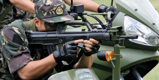 Người Trung Quốc đã rất khôn ngoan khi họ phát triển mẫu súng trường tấn công nổi tiếng của mình sử dụng cỡ đạn NATO để có thể phù hợp với các khách hàng nước ngoài, điều mà người Nga cũng đã làm ở AK-100 Series và AK-19 mới đây. Việc dùng cỡ đạn 5.56x45mm phổ biến cho phép những khẩu súng của Trung Quốc có tính cạnh tranh cực kỳ tốt trên thị trường quốc tế với một thiết kế đơn giản và giá cả phải chăng, rất phù hợp cho các nước có nền kinh tế còn kém phát triển. Ảnh: Binh sĩ Trung Quốc sử dụng súng trường QBZ-97.