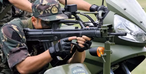 Người Trung Quốc đã rất khôn ngoan khi họ phát triển mẫu súng trường tấn công nổi tiếng của mình sử dụng cỡ đạn NATO để có thể phù hợp với các khách hàng nước ngoài, điều mà người Nga cũng đã làm ở AK-100 Series và AK-19 mới đây. Việc dùng cỡ đạn 5.56x45mm phổ biến cho phép những khẩu súng của Trung Quốc có tính cạnh tranh cực kỳ tốt trên thị trường quốc tế với một thiết kế đơn giản và giá cả phải chăng, rất phù hợp cho các nước có nền kinh tế còn kém phát triển. Ảnh: Binh sĩ Trung Quốc sử dụng súng trường QBZ-97.