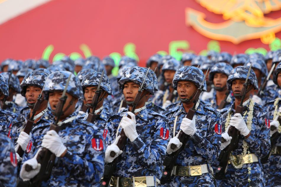 Và ngay lập tức, truyền thông Trung Quốc đã không thể nào bỏ qua vấn đề này. Họ chỉ trích Myanmar đã đạo nhái một cách trắng trợn súng trường tấn công của Trung Quốc mà chưa hề có bất cứ một sự xin phép nào từ nhà sản xuất Norinco, nơi đã thiết kế chế tạo ra QBZ-97. Từ trước đến nay, người ta vẫn thường nghĩ về Trung Quốc là một quốc gia thường xuyên sao chép vũ khí cả có lẫn không có sự cho phép của chủ sở hữu, tuy nhiên lần này chính họ lại bị sao chép vũ khí công khai. Ảnh: Binh sĩ Myanmar với súng trường tấn công MA-1 Mk III trong lễ duyệt binh.