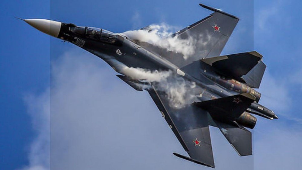 Thứ ba, vì sao Iran không chọn Su-35, khi đây là loại chiến đấu cơ được đánh giá mạnh nhất hiện nay trong phân khúc máy bay chiến đấu thế hệ 4; khả năng cơ động và chiến đấu trong, ngoài tầm nhìn đều vượt Su-30SM; trên chiến trường Syria, thậm chí Su-35 còn "khóa chết" được cả F-22 của Không quân Mỹ. Ảnh: Chiến đấu cơ Su-35 - Nguồn: Topwar