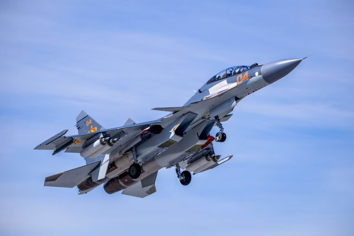 Ngoài ra năng lực sản xuất Su-35 của Nga hiện nay cũng rất hạn chế, không chỉ cung cấp cho không quân Nga, mà còn phải tính đến các đơn đặt hàng từ Ai Cập, Indonesia và các nước khác. Nếu Iran đặt hàng, sẽ khó đảm bảo giao hàng trong thời gian ngắn, do vậy việc lựa chọn Su-30SM đã trở thành lựa chọn hàng đầu của Iran. Ảnh: Chiến đấu cơ Su-30SM - Nguồn: Topwar
