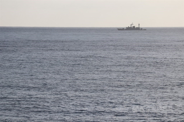 Một tàu của lực lượng phòng vệ trên biển Đài Loan đã phát hiện ra tín hiệu nghi ngờ là của chiếc máy bay xấu số vào khoảng 9 giờ sáng ngày 18 tháng 11. Ngay sau đó, Đài Loan cũng điều động 16 máy bay và 24 tàu thuyền tới vị trí có tín hiệu khả nghi để tìm kiếm, song đến nay vẫn chưa có kết quả gì. Ảnh: Tàu của Hải quân Đài Loan tham gia tìm kiếm chiếc tiêm kích mất tích.