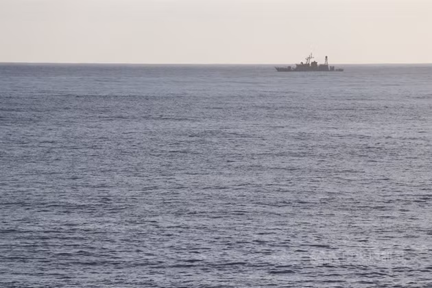 Một tàu của lực lượng phòng vệ trên biển Đài Loan đã phát hiện ra tín hiệu nghi ngờ là của chiếc máy bay xấu số vào khoảng 9 giờ sáng ngày 18 tháng 11. Ngay sau đó, Đài Loan cũng điều động 16 máy bay và 24 tàu thuyền tới vị trí có tín hiệu khả nghi để tìm kiếm, song đến nay vẫn chưa có kết quả gì. Ảnh: Tàu của Hải quân Đài Loan tham gia tìm kiếm chiếc tiêm kích mất tích.