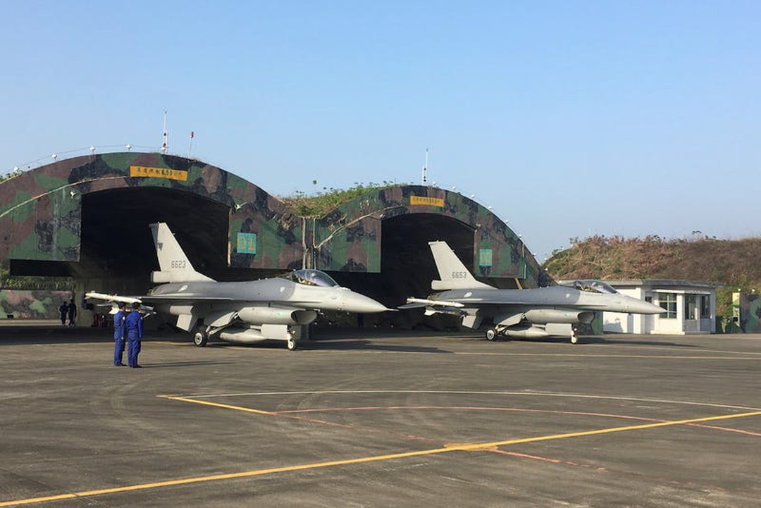 Có thể nói rằng, dù cho bị tai nạn bởi bất cứ nguyên nhân gì thì Quân đội Đài Loan vẫn cần phải xem xét lại tình trạng kỹ thuật của toàn bộ đội máy bay tiêm kích F-16 của mình, nhất là những chiếc Block 20 vốn đã có thời gian phục vụ hơn 20 năm. Cho đến nay, Đài Loan đã mất tới 8 tiêm kích F-16 tính cả chiếc số hiệu 6672 vừa rồi kể từ năm 1988 cho đến nay. Ảnh: Tiêm kích F-16 của Đài Loan tại nhà chứa.