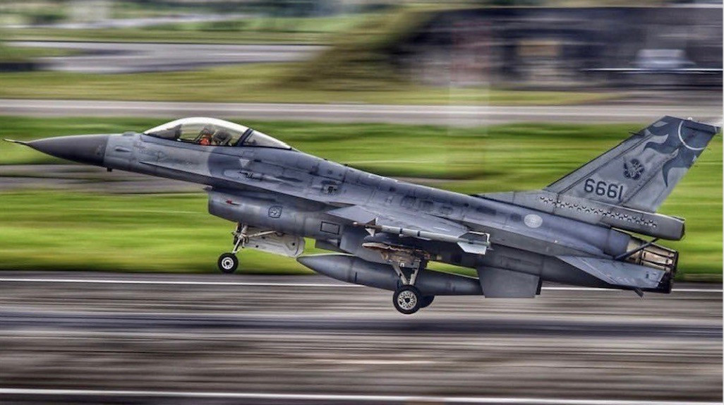 Đây cũng là nguyên nhân khiến cho tiêm kích F-35A của Lực lượng phòng vệ trên không Nhật Bản, do thiếu tá Akinori Hosomi điều khiển đã lao thẳng xuống biển với vận tốc gần 1.100km/h mà không hề có ý định nhảy dù hồi tháng 6 năm 2019. Phi công dày dạn kinh nghiệm nhưng đã mất phương hướng khi bay và không thể phân biệt được bầu trời với mặt biển. Đây chính là một hiện tượng cực kỳ nguy hiểm đối với phi công bay đêm. Ảnh: Tiêm kích F-16 của Không quân Đài Loan.