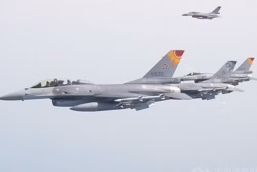 Tuy nhiên, theo Thượng tướng Hùng Hậu Cơ - Tư lệnh lực lượng phòng vệ trên không của đảo Đài Loan cho biết rằng chiếc máy bay F-16 gặp tai nạn có tình trạng kỹ thuật cực kỳ tốt. Chỉ trong 60 giây sau khi cất cánh, tiêm kích này đã leo cao lên 2.000m, đồng thời hồ sơ bảo trì cũng cho thấy máy bay hoàn toàn ổn định, ngoài ra còn được điều khiển bởi phi công Tường Chính Chí - Đại tá dày dạn kinh nghiệm với thành tích đã bay 2.230 giờ. Ảnh: Biên đội F-16 của Không quân Đài Loan.