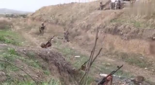 Trước hết, lực lượng tăng, thiết giáp Armenia không có biện pháp đối phó với UAV trong chiến đấu, vì vậy họ đã cho quân trực tiếp ra tiền tuyến và không có biện pháp đối phó, thậm chí công tác tình báo nắm địch rất kém. Ảnh: Vũ khí phòng không của binh lính Armenia là tiểu liên AK - Nguồn: Sina