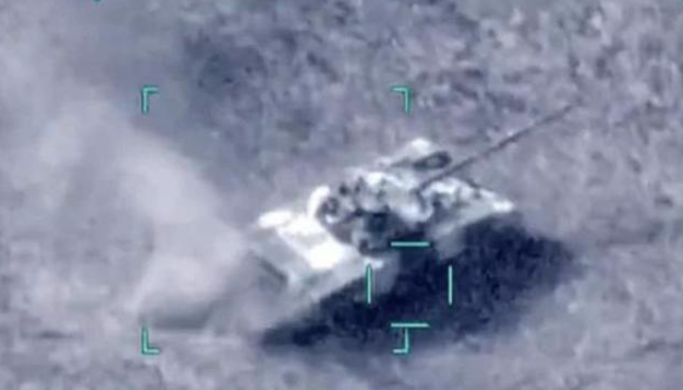 Bộ Quốc phòng Azerbaijan những ngày qua liên tục công bố video lực lượng Armenia chịu thiệt hại nặng trên chiến trường Nagorno-Karabakh, tuyên bố tiêu diệt ít nhất 250 xe tăng và thiết giáp, 150 phương tiện cơ giới cùng hàng loạt hệ thống phòng không, chỉ huy chiến trường và kho đạn đối phương. Ảnh: Hình ảnh xe tăng của Armenia bị UAV khóa trước khi phóng tên lửa - Nguồn: Sina